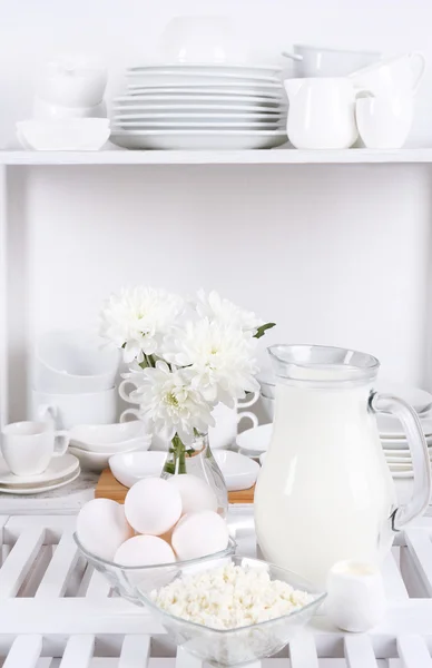 Bodegón con sabrosos productos lácteos sobre mesa de madera — Foto de Stock
