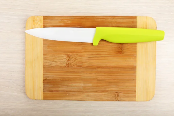 Cuchillo de cocina y tabla de cortar — Foto de Stock