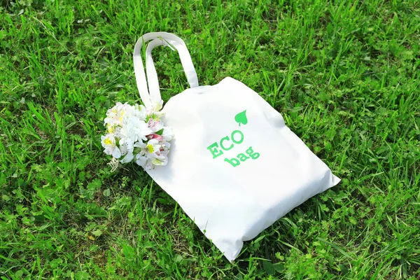 Eco bag on green grass — Stock Photo, Image