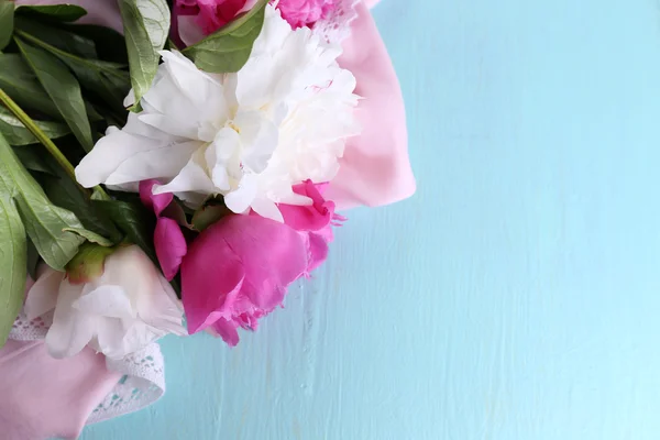 Hermosas peonías rosas y blancas — Foto de Stock