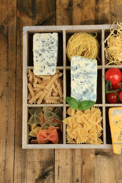 Italienische Produkte in Holzkiste auf dem Tisch — Stockfoto