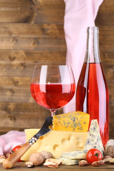 Růžové víno a různé druhy sýrů — Stock fotografie