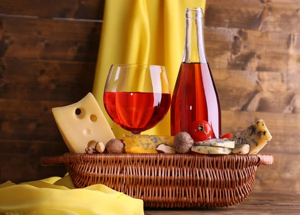 Pink wine and different kinds of cheese — Stock Photo, Image