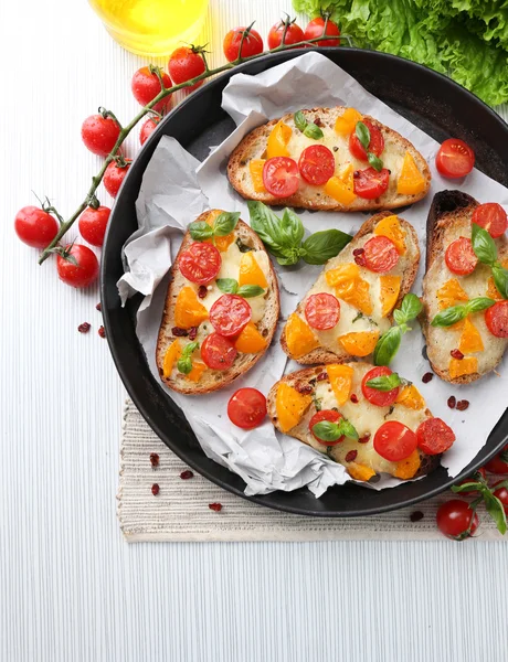 Sabrosa bruschetta con tomates en sartén — Foto de Stock