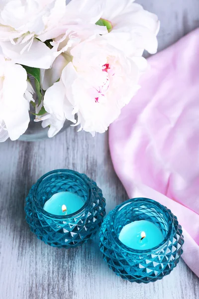 Kerzenständer und Blumen aus Glas — Stockfoto