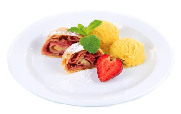 Sabroso strudel casero con helado, fresa fresca y hojas de menta — Foto de Stock