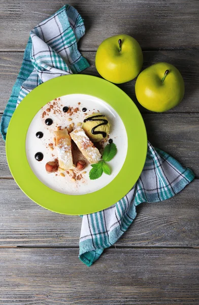 Välsmakande hemlagad äpple strudel med nötter, myntablad och glass — Stockfoto