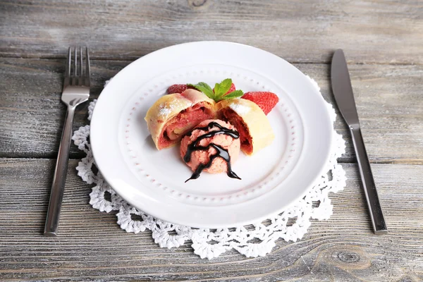 Sabroso strudel casero con helado, fresa fresca y hojas de menta —  Fotos de Stock