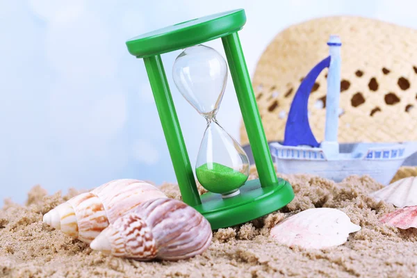 Reloj de arena sobre fondo azul del cielo — Foto de Stock