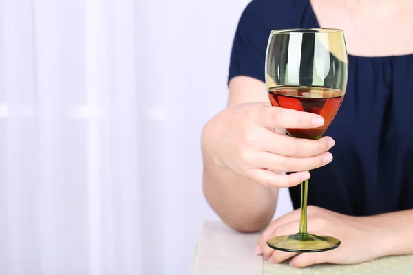 Giovane donna con bicchiere di vino rosso — Foto Stock