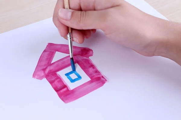 Child draws house with watercolors — Stock Photo, Image