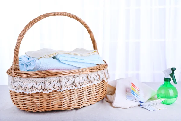 Kleurrijke handdoeken in mand op tafel — Stockfoto