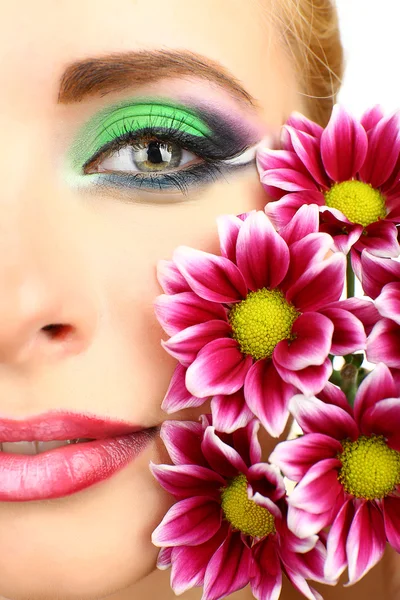 美しいと女性との明るいメイクの花 — ストック写真