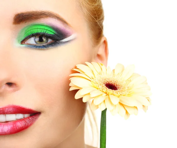 Mulher bonita com maquiagem brilhante e flor — Fotografia de Stock