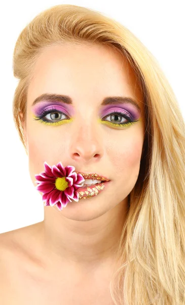 Mooie vrouw met lichte make-up en bloem in mond — Stockfoto