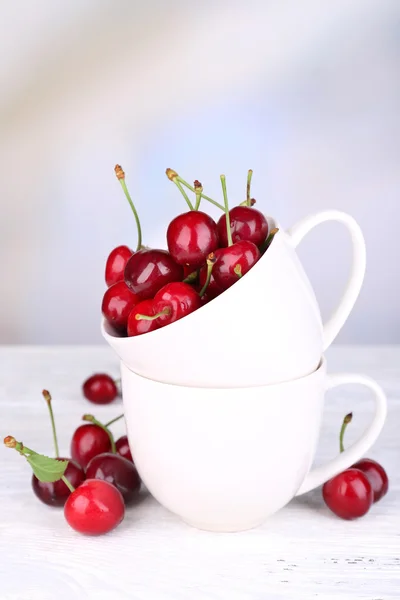 Rijpe zoete kersen in cup — Stockfoto