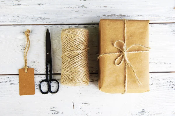 Caja de regalo artesanal de estilo natural —  Fotos de Stock