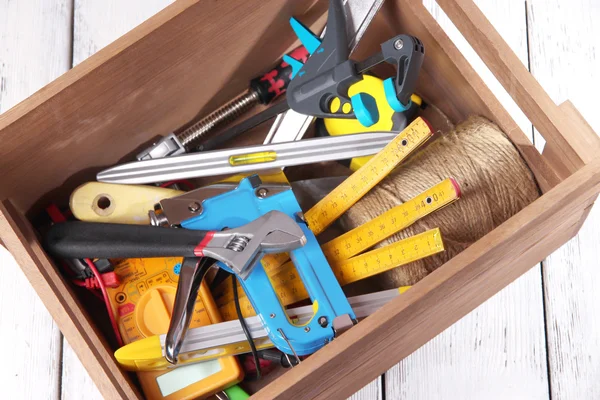 Houten doos met verschillende instrumenten — Stockfoto