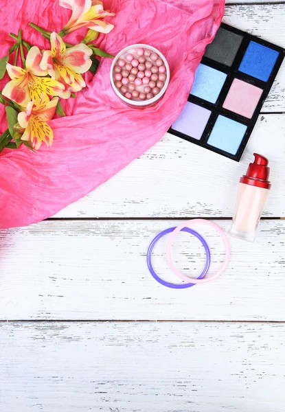 Oogschaduw, penseel, lippenstift en bloemen — Stockfoto