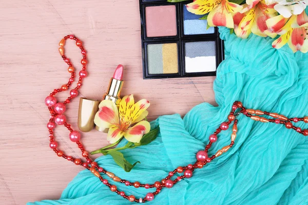 Eyeshadow, lipstick and flowers — Stock Photo, Image