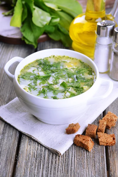 Vynikající zelený polévka s šťovík na stole — Stock fotografie