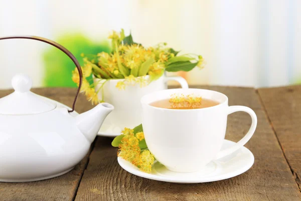 Chá de ervas saboroso com flores de tília — Fotografia de Stock