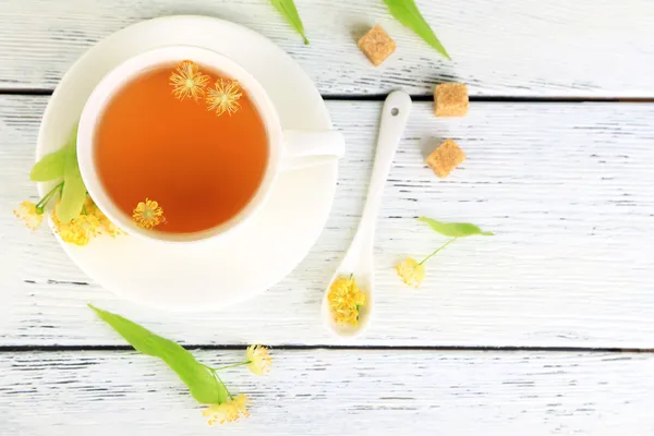 Sabroso té de hierbas con flores de tilo — Foto de Stock