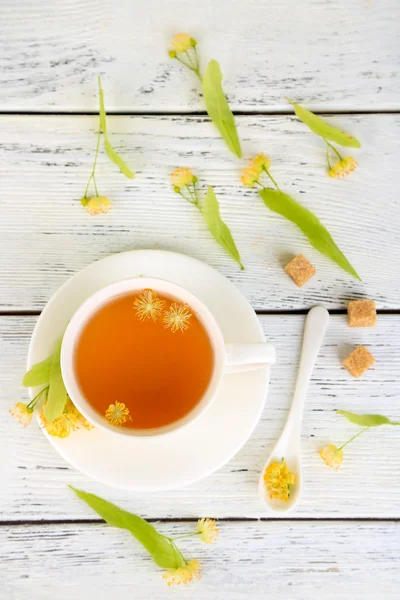 Sabroso té de hierbas con flores de tilo — Foto de Stock