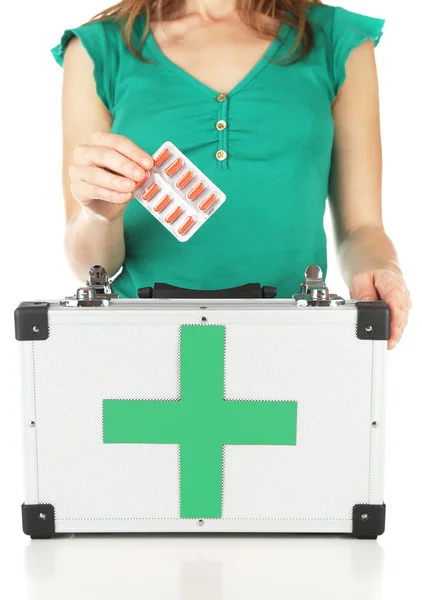 Donna che tiene il kit di pronto soccorso — Foto Stock