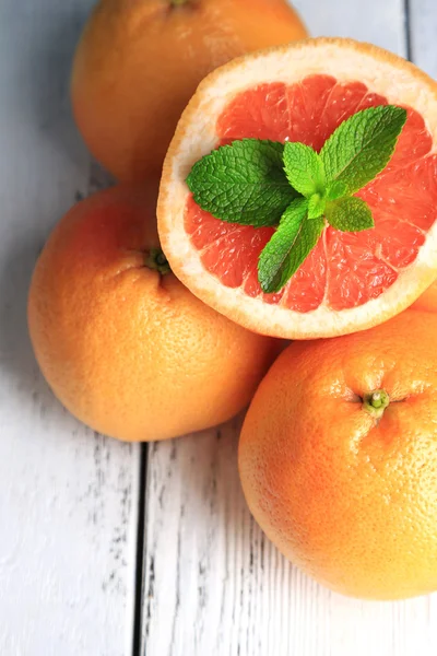 Pomelos maduros sobre fondo de madera — Foto de Stock