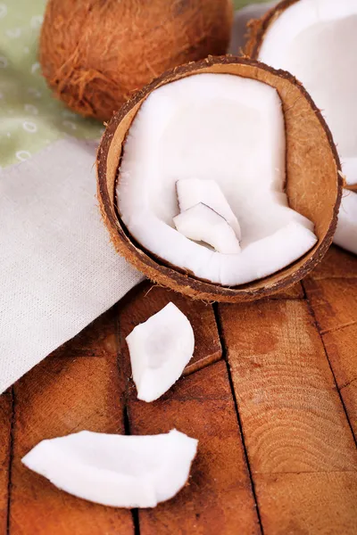 Gebroken kokosnoot met servet — Stockfoto