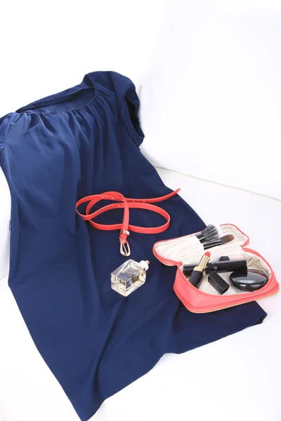 Kozmetikai táska, divatcikkek, üveg parfüm a kanapé — Stock Fotó