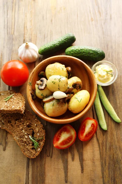 Unga kokt potatis i skål på träbord, närbild — Stockfoto