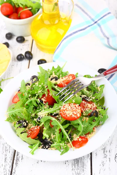 Fresh salad with arugula, close up — Stock Photo, Image