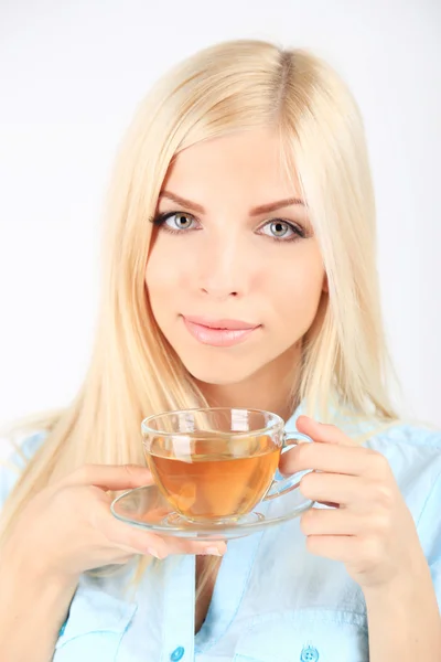 Jeune belle femme avec une tasse de thé — Photo