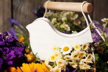 Dekoratif Kuş ve güzel kır çiçekleri sepeti