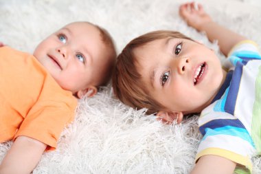 sevimli küçük çocukları halıya yalan