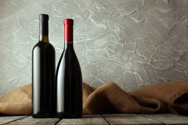 Kırmızı ve beyaz şarap şişe