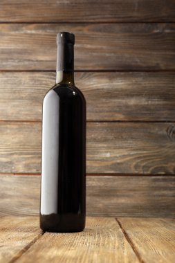 Bir şişe kırmızı şarap.