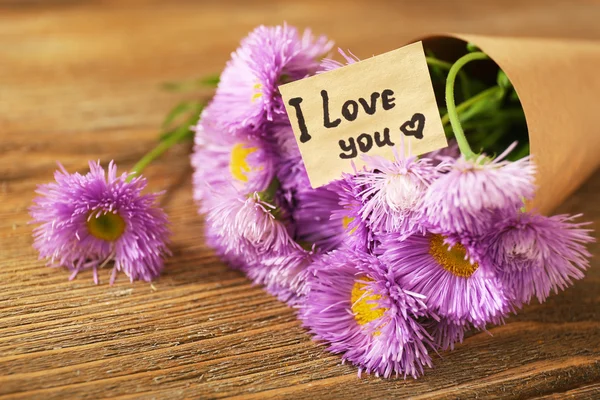 Hermosas flores silvestres en la mesa — Foto de Stock