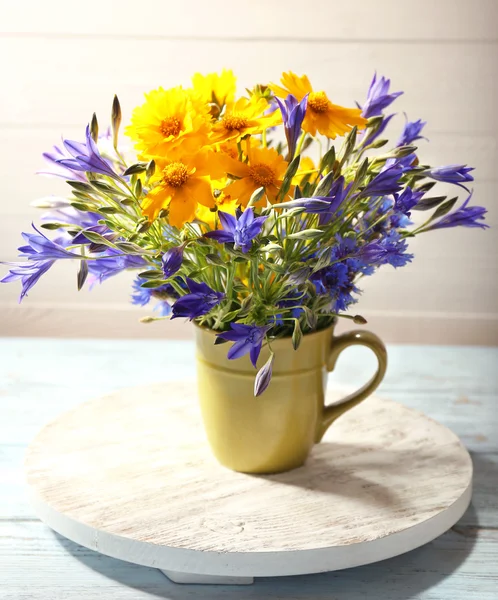 테이블에 아름 다운 야생 꽃 — Stok fotoğraf