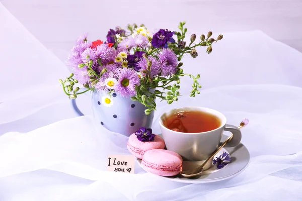 フレッシュ ハーブ ティーと野生の花の美しい花束のカップ — ストック写真