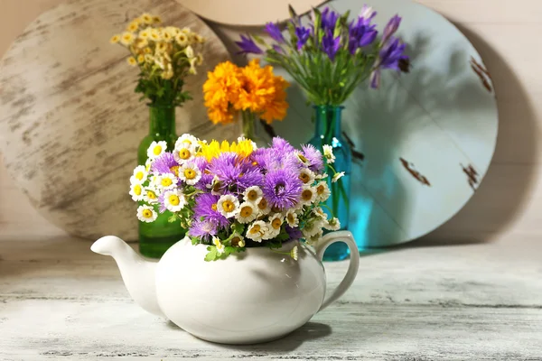 Kuchnia dekoracja z czajnik i dzikie kwiaty — Zdjęcie stockowe