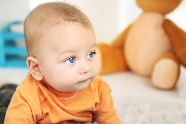 Bébé garçon mignon couché sur le sol dans la chambre — Photo