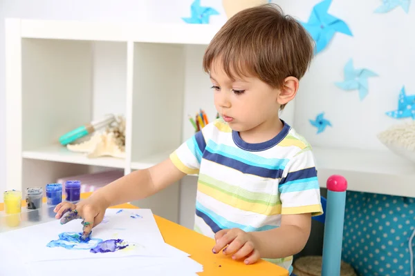 Lindo niño pintando en la habitación — Foto de Stock