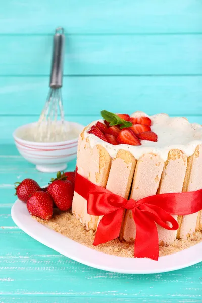 Sabroso pastel Charlotte con fresas frescas — Foto de Stock