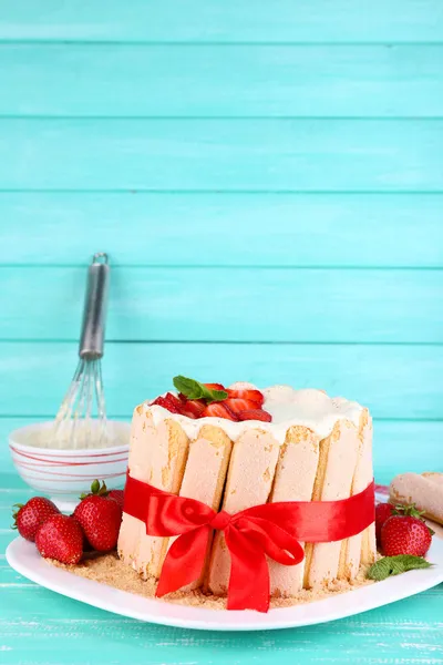 Leckere Torte Charlotte mit frischen Erdbeeren — Stockfoto