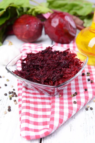 Geraspte beetroots in kom op tabel close-up — Stockfoto