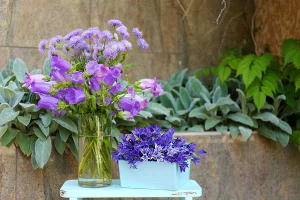 Gartendekoration mit Wildblumen — Stockfoto
