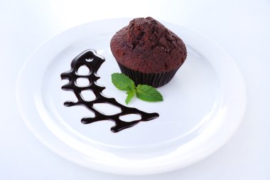 Çikolatalı muffin beyaz izole plaka üzerinde